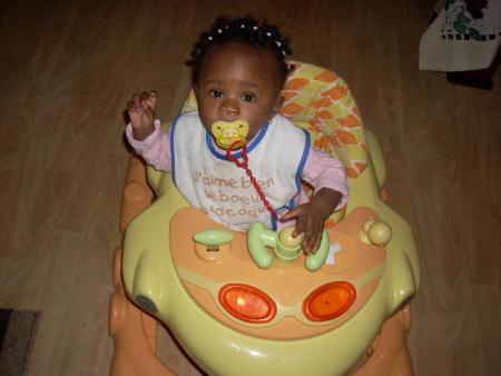 Kélia  apprend a marcher !!!! 